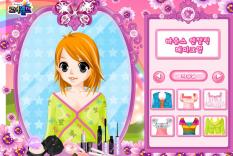 Jasnowłosa przed lustrem